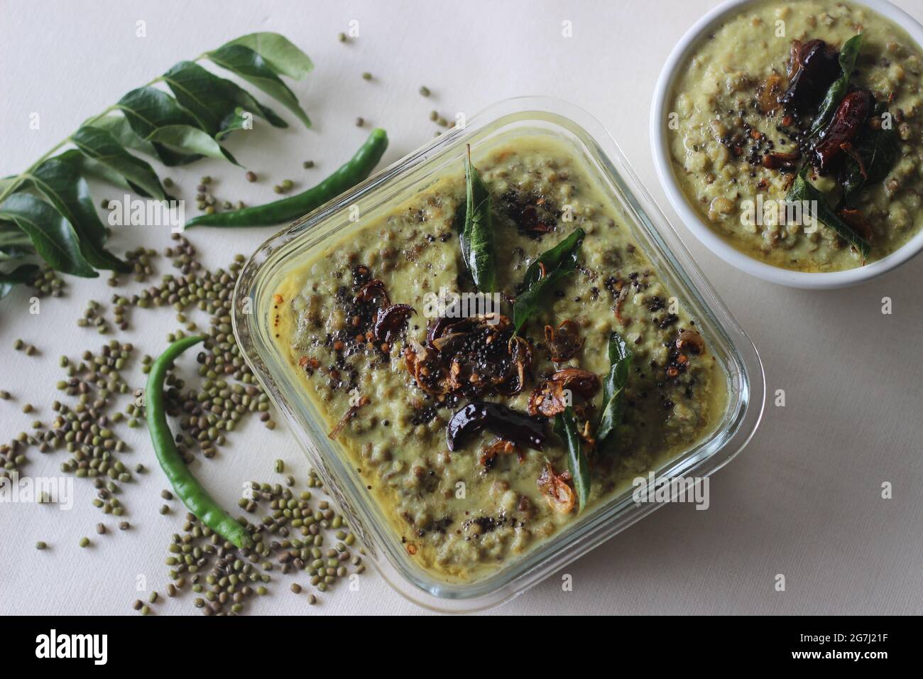 Grammo verde di curry. Grammo verde bollito cotto in una pasta di noci di cocco grattugiate, scalogni e peperoncini verdi. Popolarmente conosciuto come curry di moong dal. Colpo su whit Foto Stock