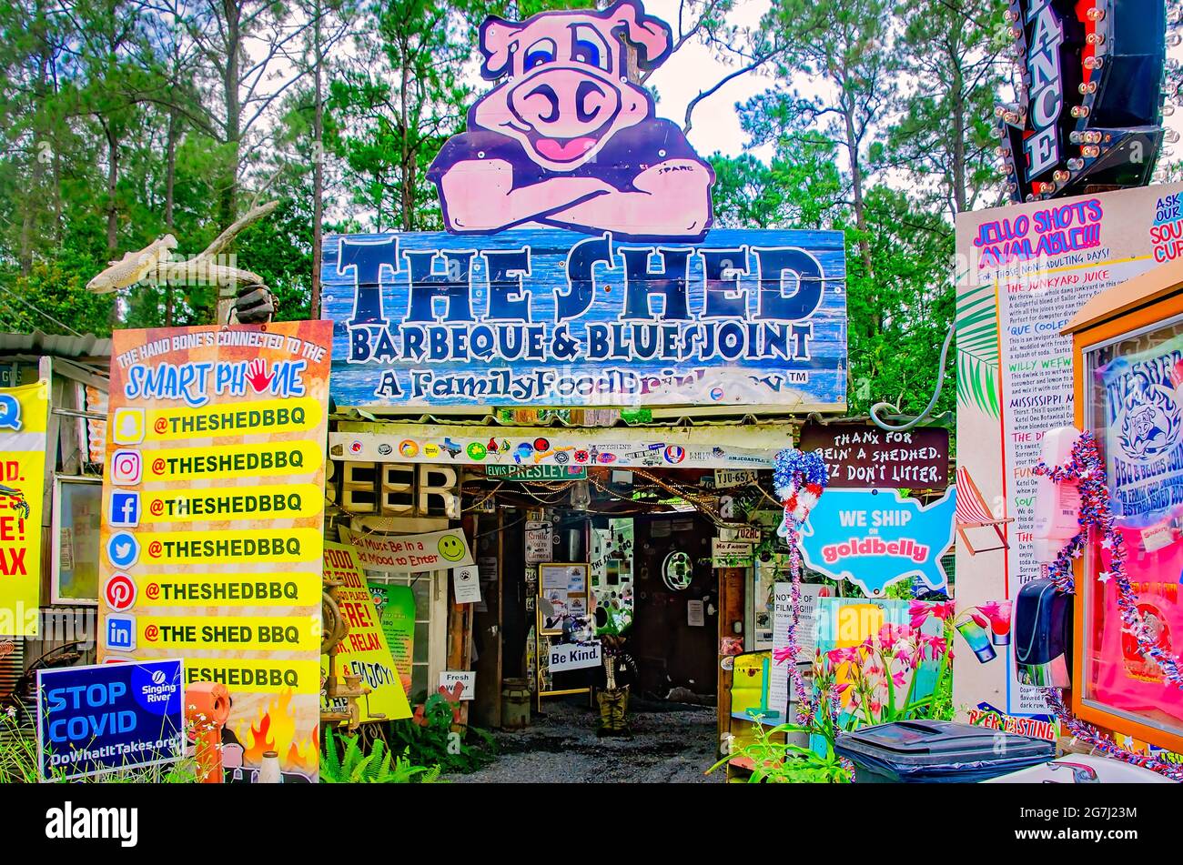 Una mascotte di maiale muscolata è presente su un cartello all'ingresso del Shed Barbeque and Blues Joint, 4 luglio 2021, a Ocean Springs, Mississippi. Foto Stock