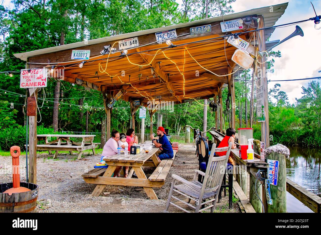 I clienti mangiano barbecue allo Shed Barbeque and Blues Joint, 4 luglio 2021, a Ocean Springs, Mississippi. Foto Stock