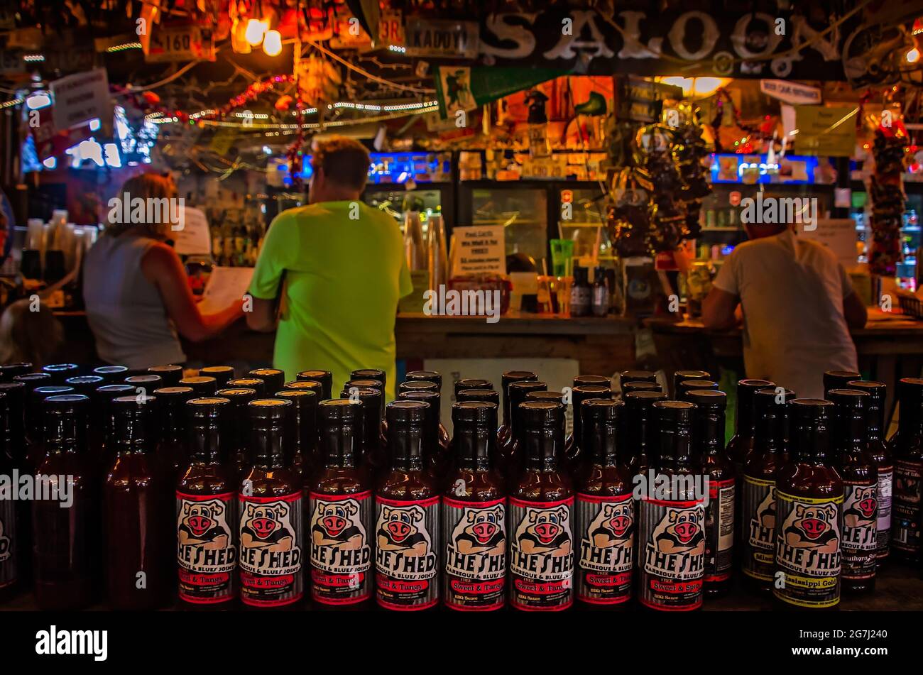 Bottiglie di salsa al barbecue sono allineate per la vendita al Shed Barbeque and Blues Joint, 4 luglio 2021, a Ocean Springs, Mississippi. Proprietari Brad Orrison Foto Stock