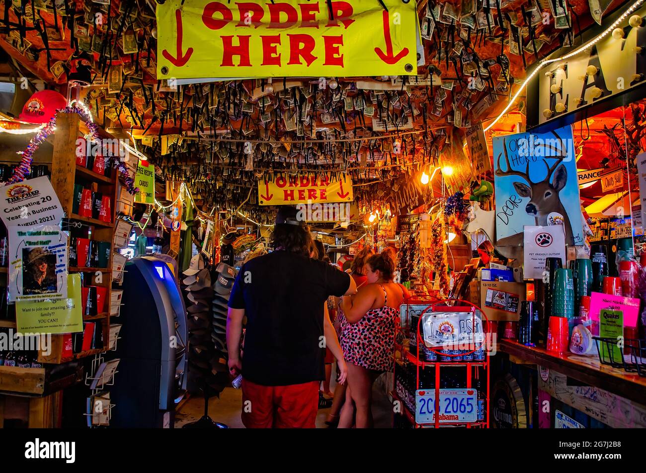 I clienti si allineano per ordinare il cibo al Shed Barbeque and Blues Joint, 4 luglio 2021, a Ocean Springs, Mississippi. Foto Stock