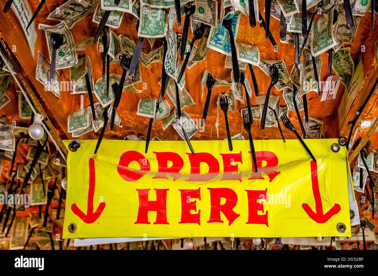 Le fatture del dollaro dai clienti sono attaccate nel soffitto con le forcelle di plastica al barbeque di Shed e Blues Joint, 4 luglio 2021, a Ocean Springs, Missis Foto Stock