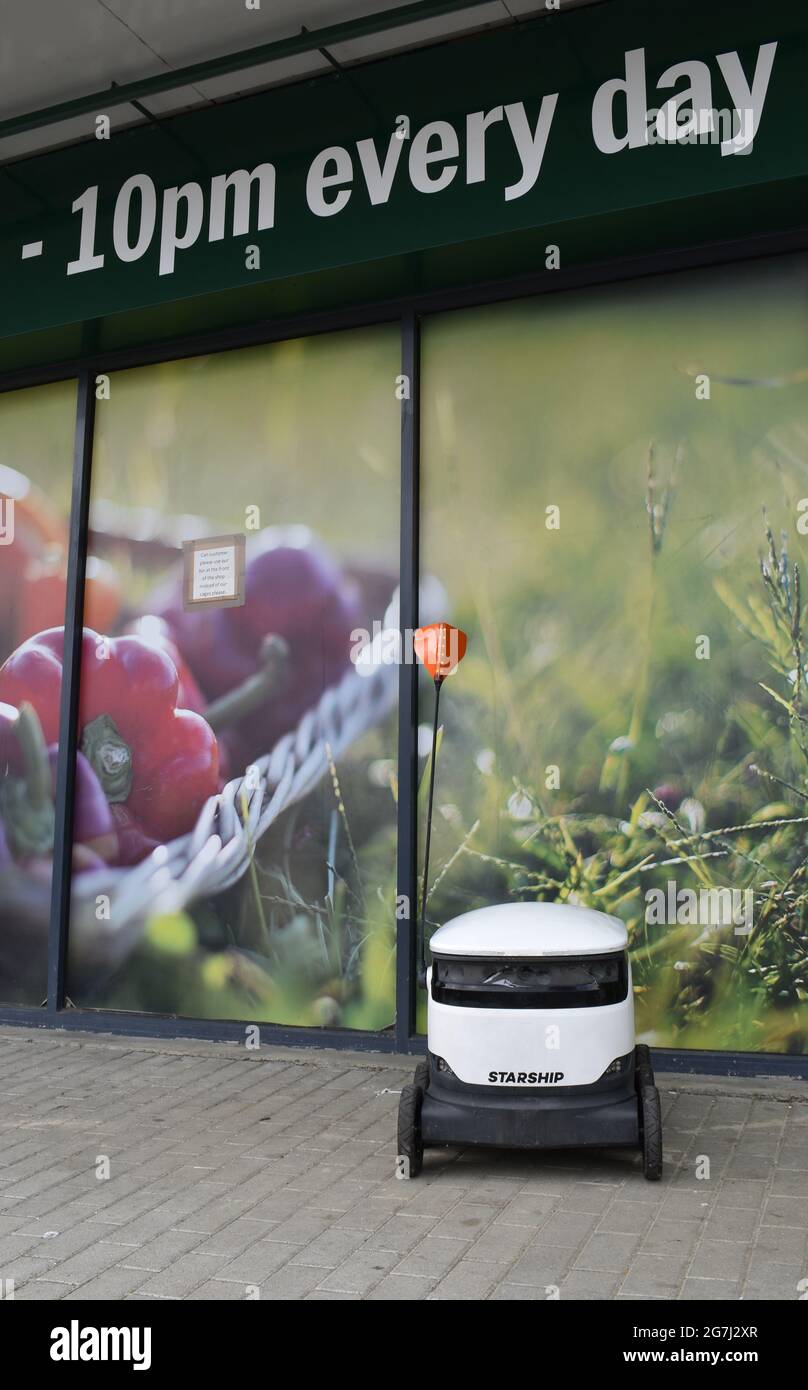 Un robot di consegna Starship fuori da un supermercato a Milton Keynes. Foto Stock