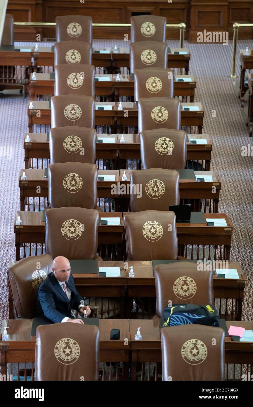 Austin, Texas 14 luglio 2021: La Rep. Di Stato Jake Ellzey, R-Waxahachie, siede fra le sedie vuote mentre i membri repubblicani della Texas House lavorano in camera il secondo giorno di non riuscire ad ottenere un quorum in una sessione speciale. La maggior parte dei membri democratici ha lasciato lo Stato protestando per le misure restrittive di voto proposte dal Texas Gov. Greg Abbott. Credit: Bob Daemmrich/Alamy Live News Foto Stock