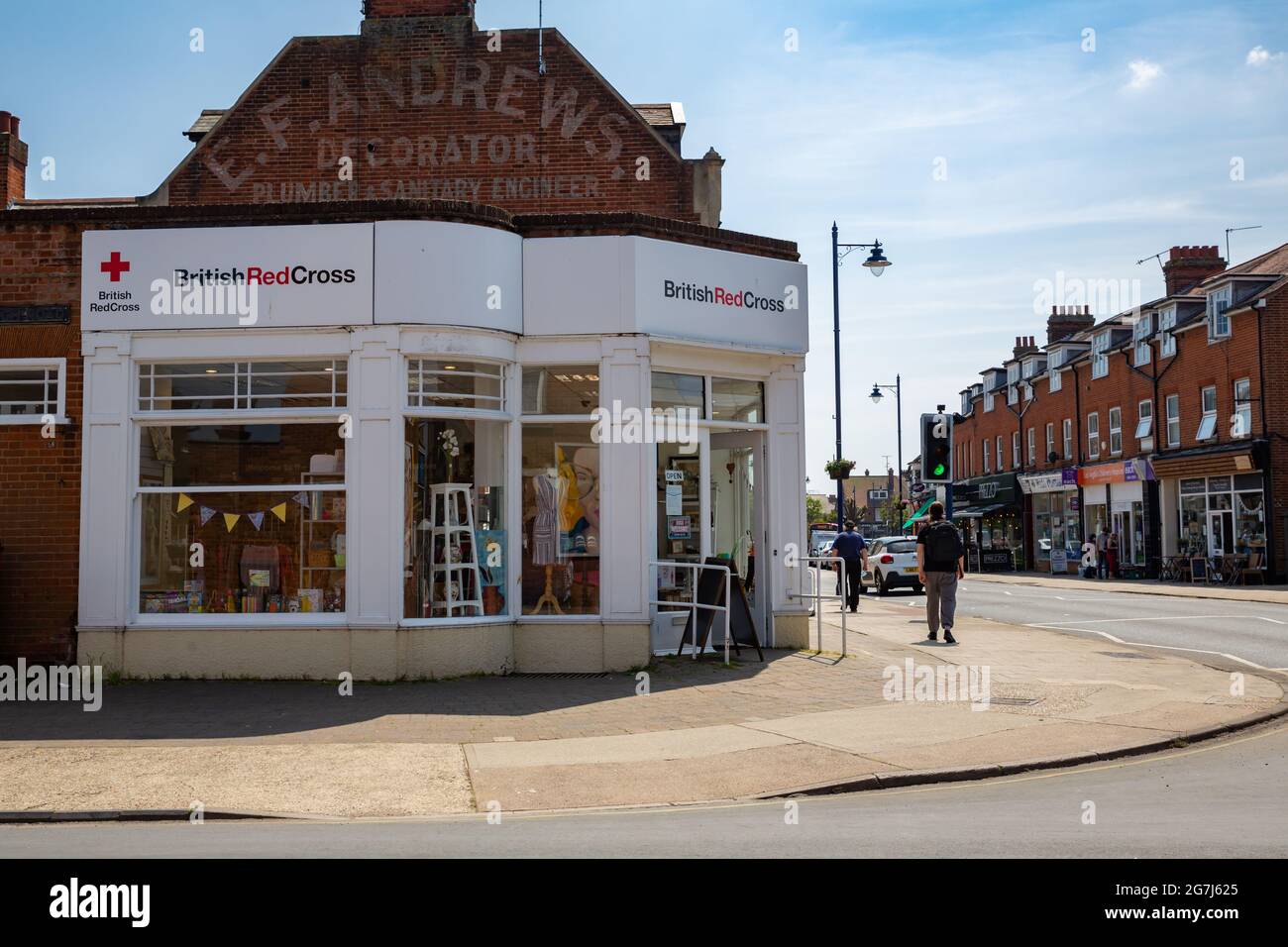Felixstowe Suffolk UK Giugno 03 2021: Vista esterna di un negozio di beneficenza della Croce Rossa Britannica nel centro di Felixstowe Foto Stock