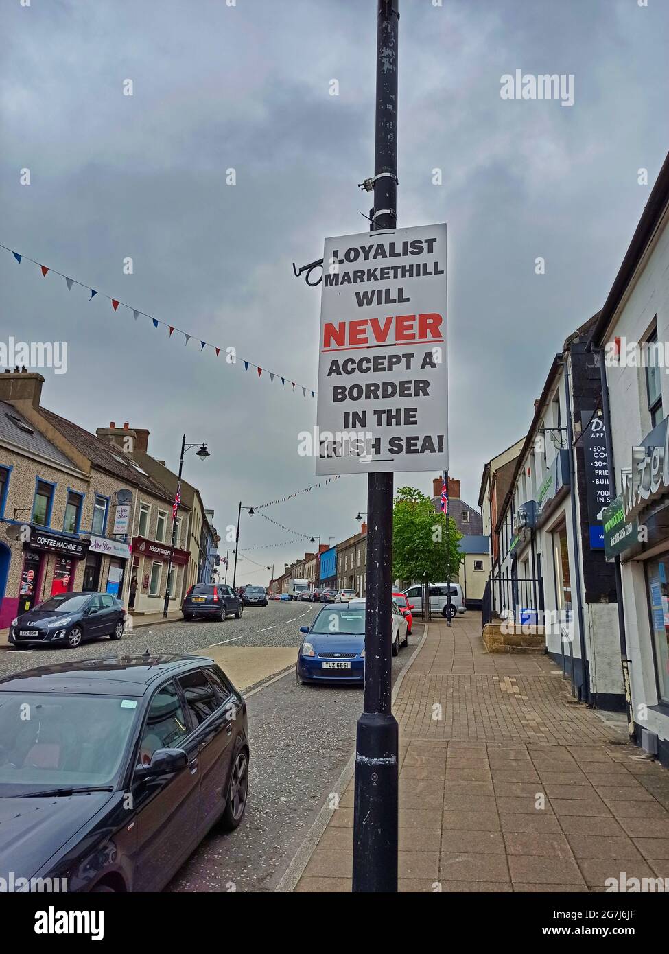 Un segno fissato ad un lampione dà il messaggio che il popolo Loyalist di Markethill ad Armagh non accetta il protocollo dell'Irlanda del Nord, parte del Th Foto Stock