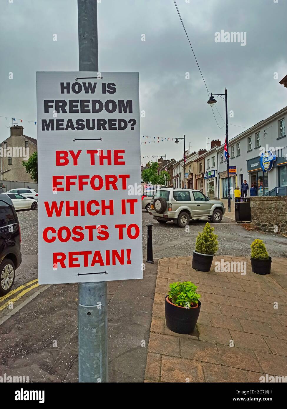 Un segno fissato ad un lampione a Markethill, Armagh dà un messaggio politico collegato al protocollo dell'Irlanda del Nord, parte dell'accordo sulla Brexit del Regno Unito Foto Stock