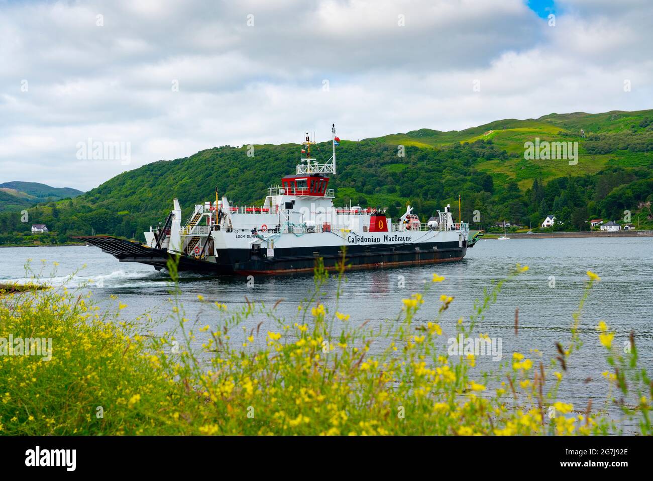 Caledonian Macbrayne traghetto Loch Dunvegan attraversando Kyles di Bute tra Rhubodach sull'isola di Bute e Colintraive in Argyll e Bute, Scozia, U. Foto Stock