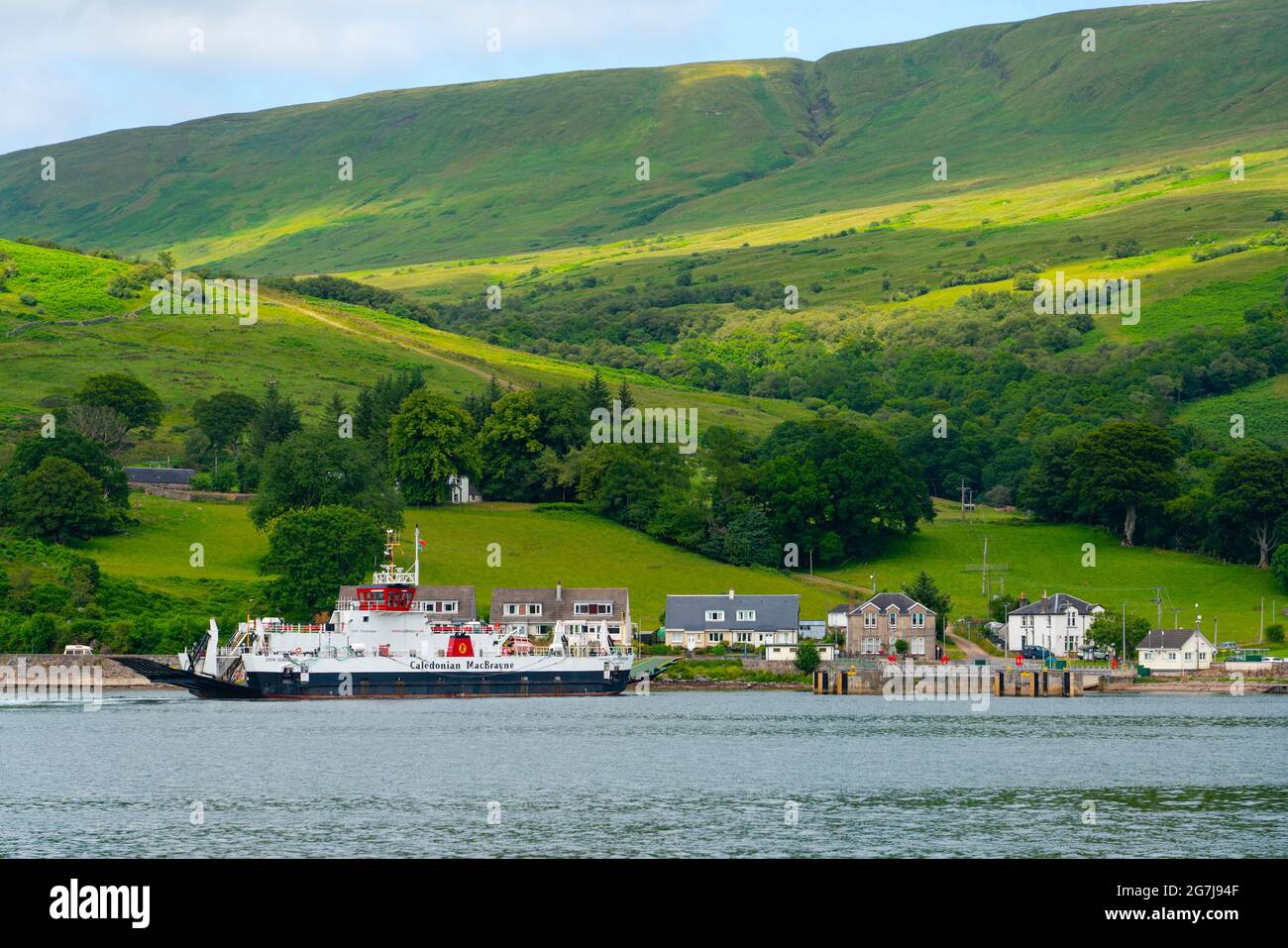Caledonian Macbrayne traghetto Loch Dunvegan attraversando Kyles di Bute tra Rhubodach sull'isola di Bute e Colintraive in Argyll e Bute, Scozia, U. Foto Stock