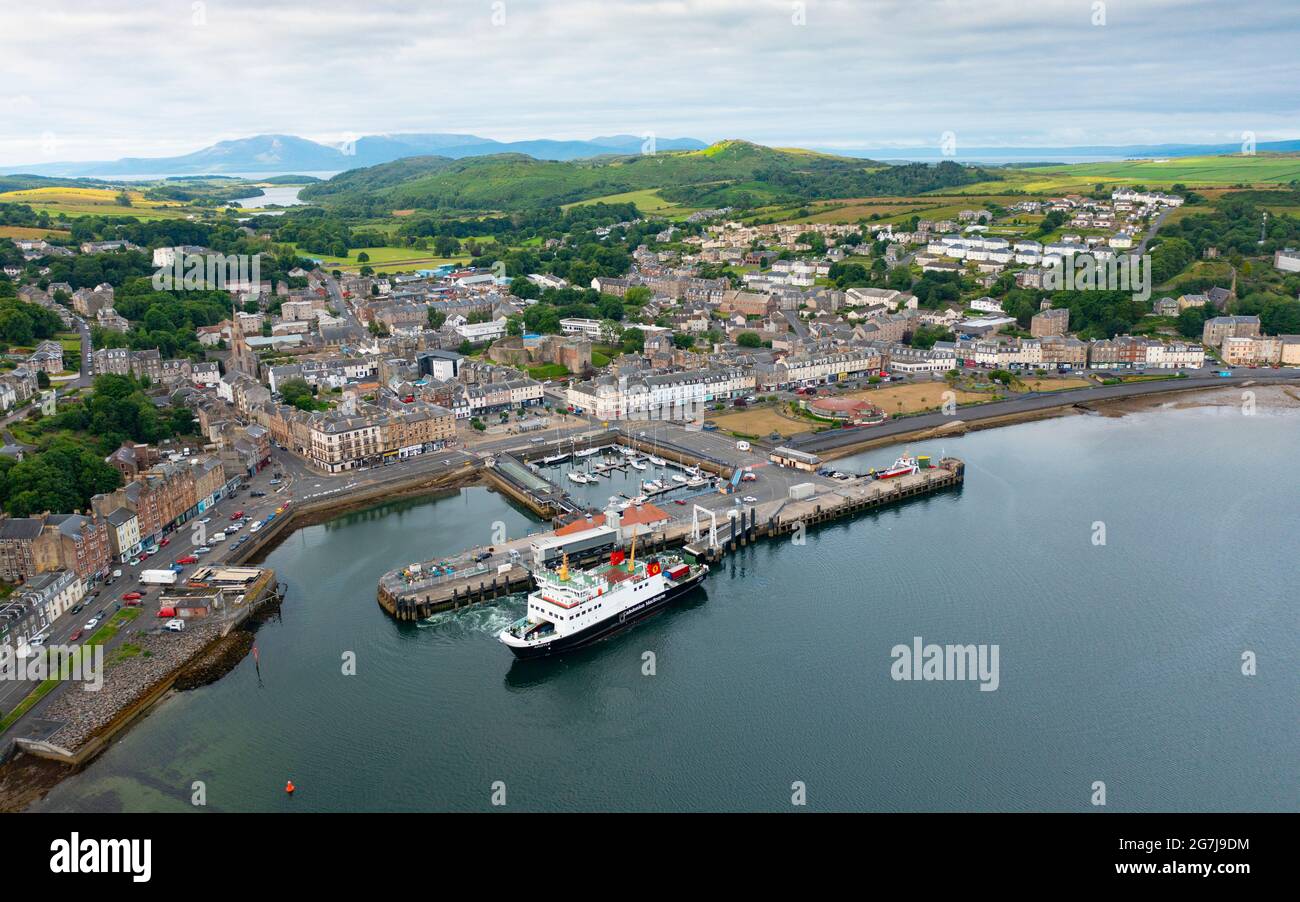 Veduta aerea dal drone di Rothesay con il traghetto Caledonian Macbrayne Argyle sull'Isola di Bute, Argyll e Bute, Scozia, Regno Unito Foto Stock