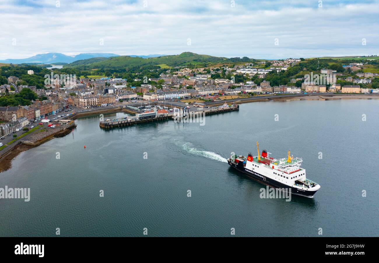Veduta aerea dal drone di Rothesay con il traghetto Caledonian Macbrayne Argyle sull'Isola di Bute, Argyll e Bute, Scozia, Regno Unito Foto Stock