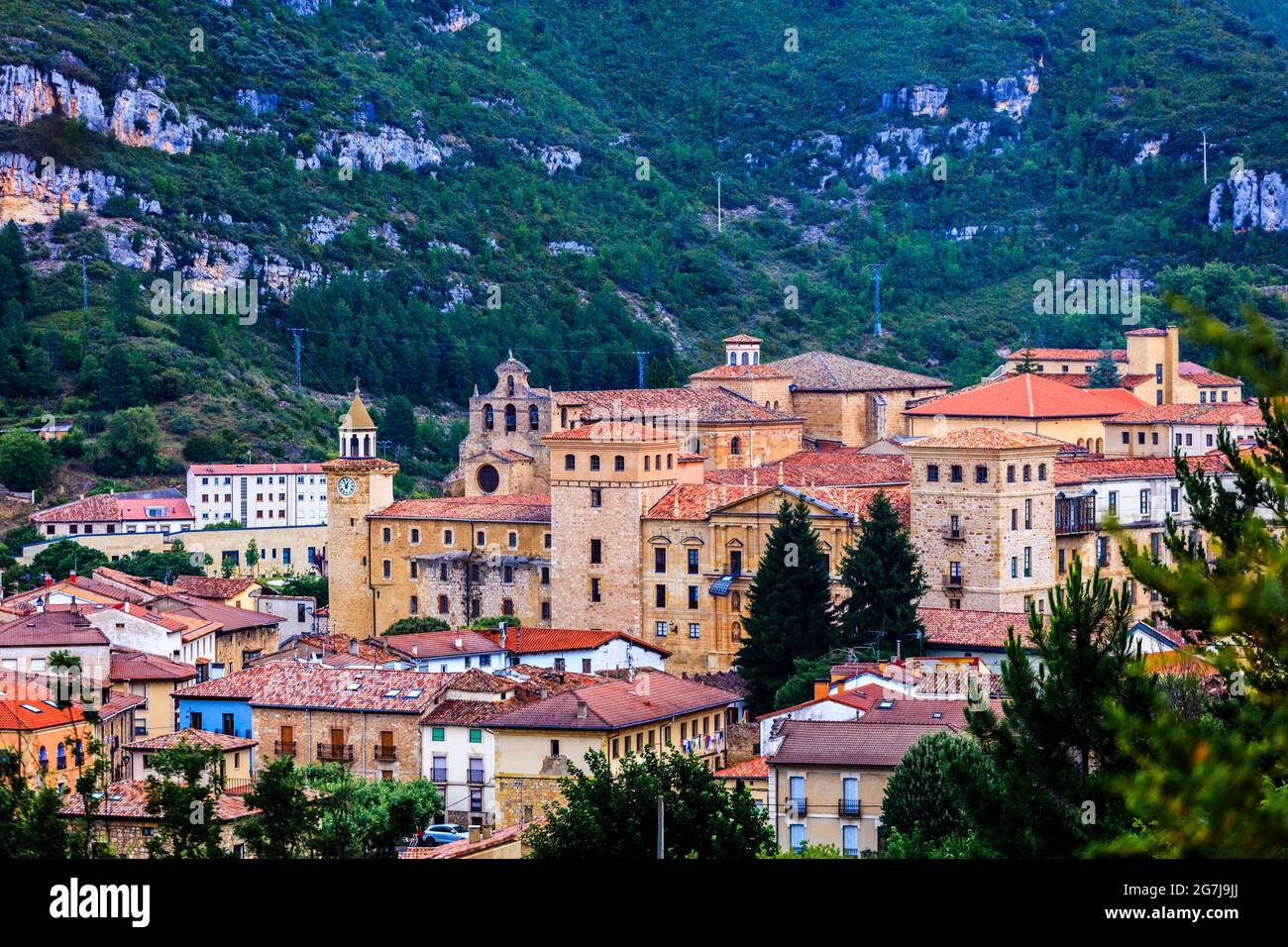 Vista panoramica di Oña, un villaggio storico di Burgos, Spagna. Il monastero gotico e la chiesa di San Salvador de Oña sono i principali siti storici. Foto Stock