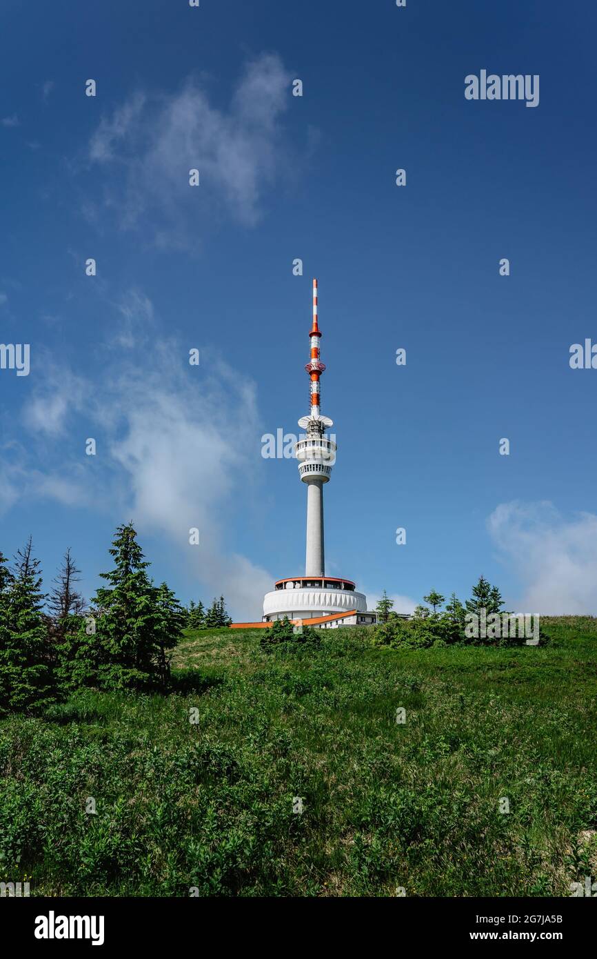 La torre del trasmettitore televisivo con piattaforma di osservazione sulla cima di Praded, le montagne di Jeseniky, repubblica Ceca. Vista della pittoresca campagna Foto Stock