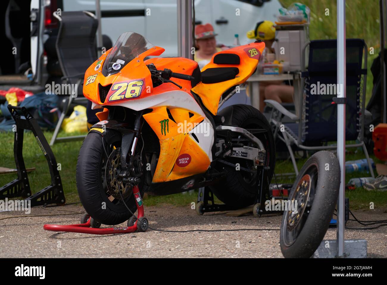 I motociclisti si stanno preparando a iniziare durante il campionato. Foto Stock