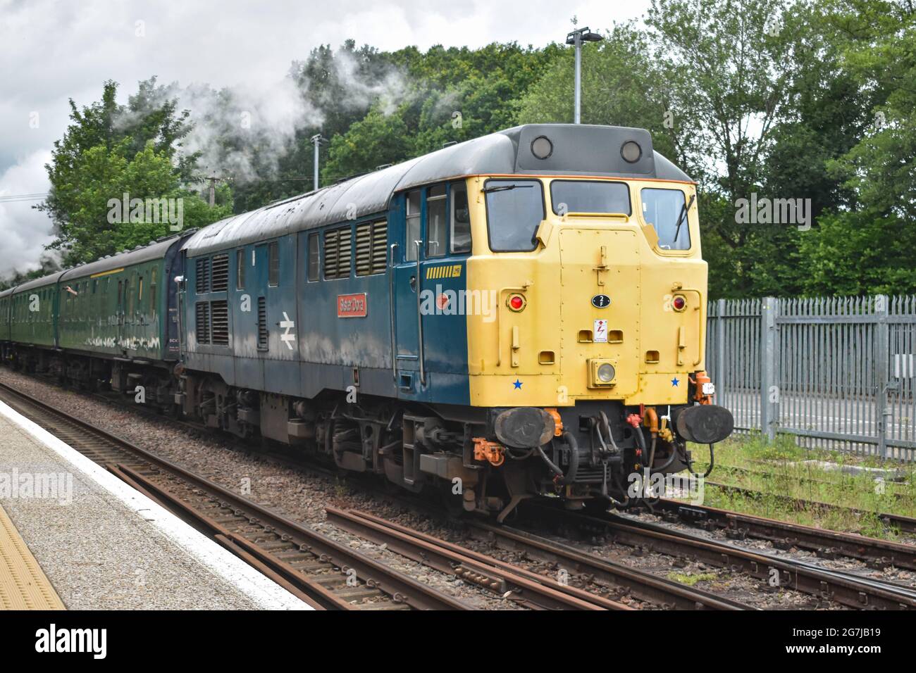 BR Classe 31 con partenza da Eridge sulla ferrovia della Spa Valley Foto Stock