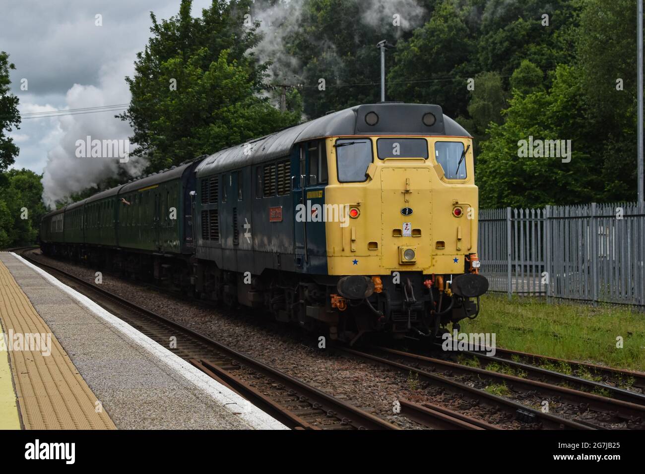 BR Classe 31 con partenza da Eridge sulla ferrovia della Spa Valley Foto Stock