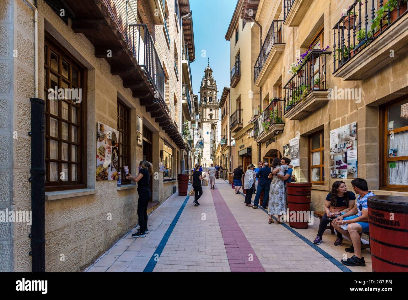 La città di Rioja di Haro è al centro della regione che produce il vino Rioja. La gente viene ad assaggiare il vino nelle cantine e nei ristoranti della città vecchia. Spagna. Foto Stock