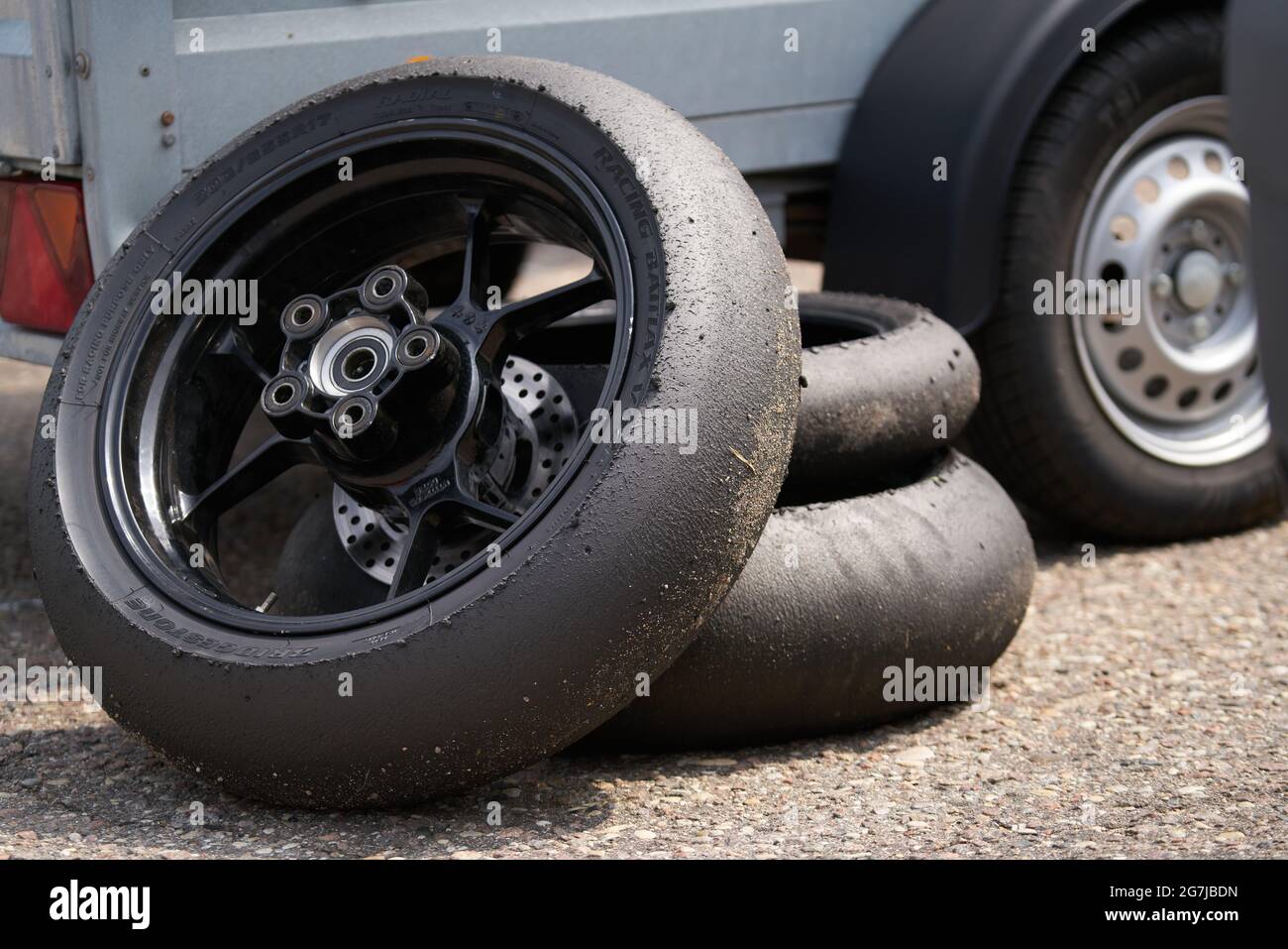 Dettaglio della ruota anteriore di una motocicletta da corsa. Si tratta della pinza del freno, del rotore, del cerchione, dello pneumatico e delle sospensioni Foto Stock