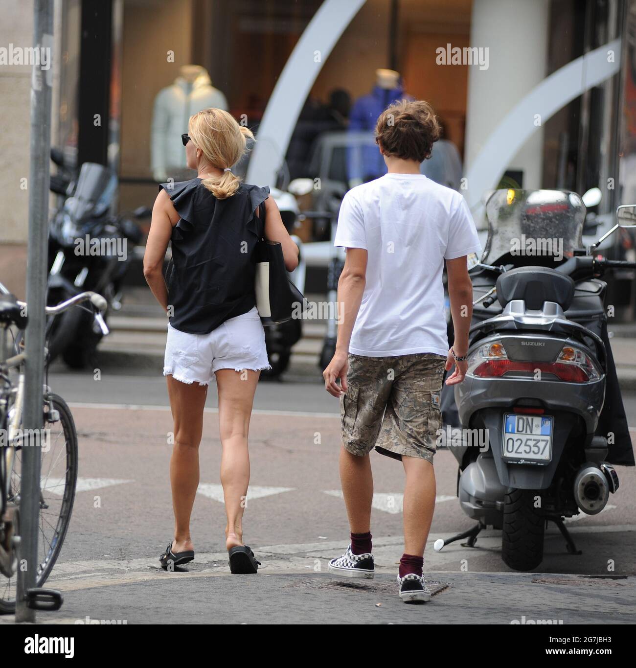 Milano, Federica Fontana porta suo figlio shopping approfittando delle  vendite Federica Fontana, per qualche tempo al centro del pettegolezzo che  la vede protagonista, per un presunto rapporto con Remo Ruffini, patrono di  '