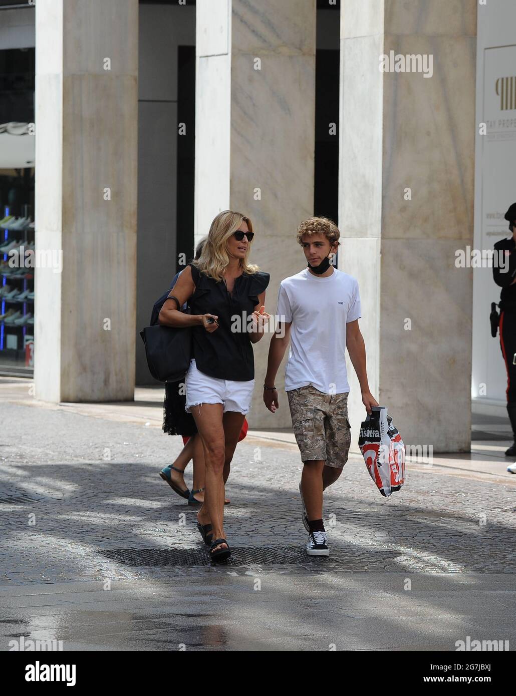 Milano Federica Fontana porta suo figlio shopping approfittando