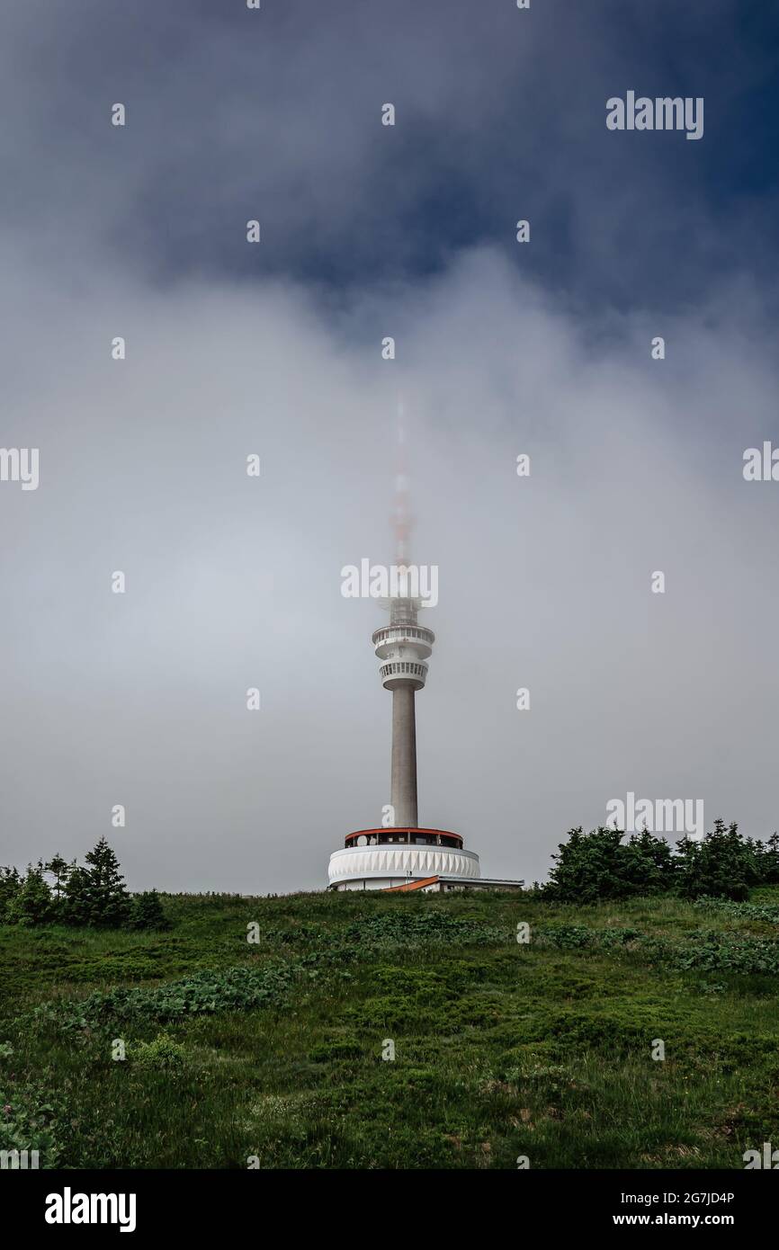 La torre del trasmettitore televisivo con piattaforma di osservazione sulla cima di Praded, le montagne di Jeseniky, repubblica Ceca. Vista della pittoresca campagna Foto Stock