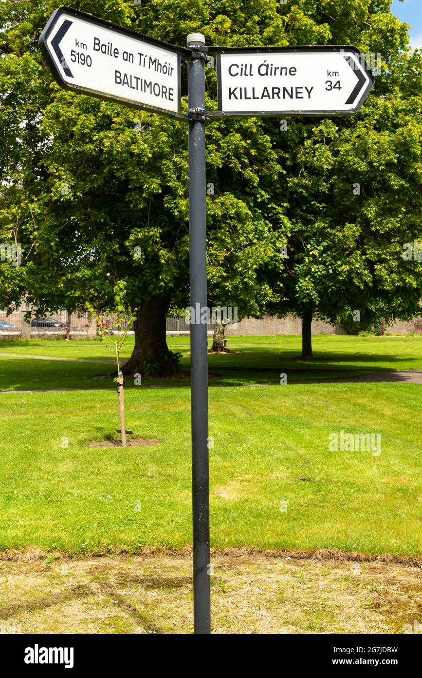 Per Baltimora e Killarney segno direzionale nel Town Park di Tralee, County Kerry, Irlanda Foto Stock