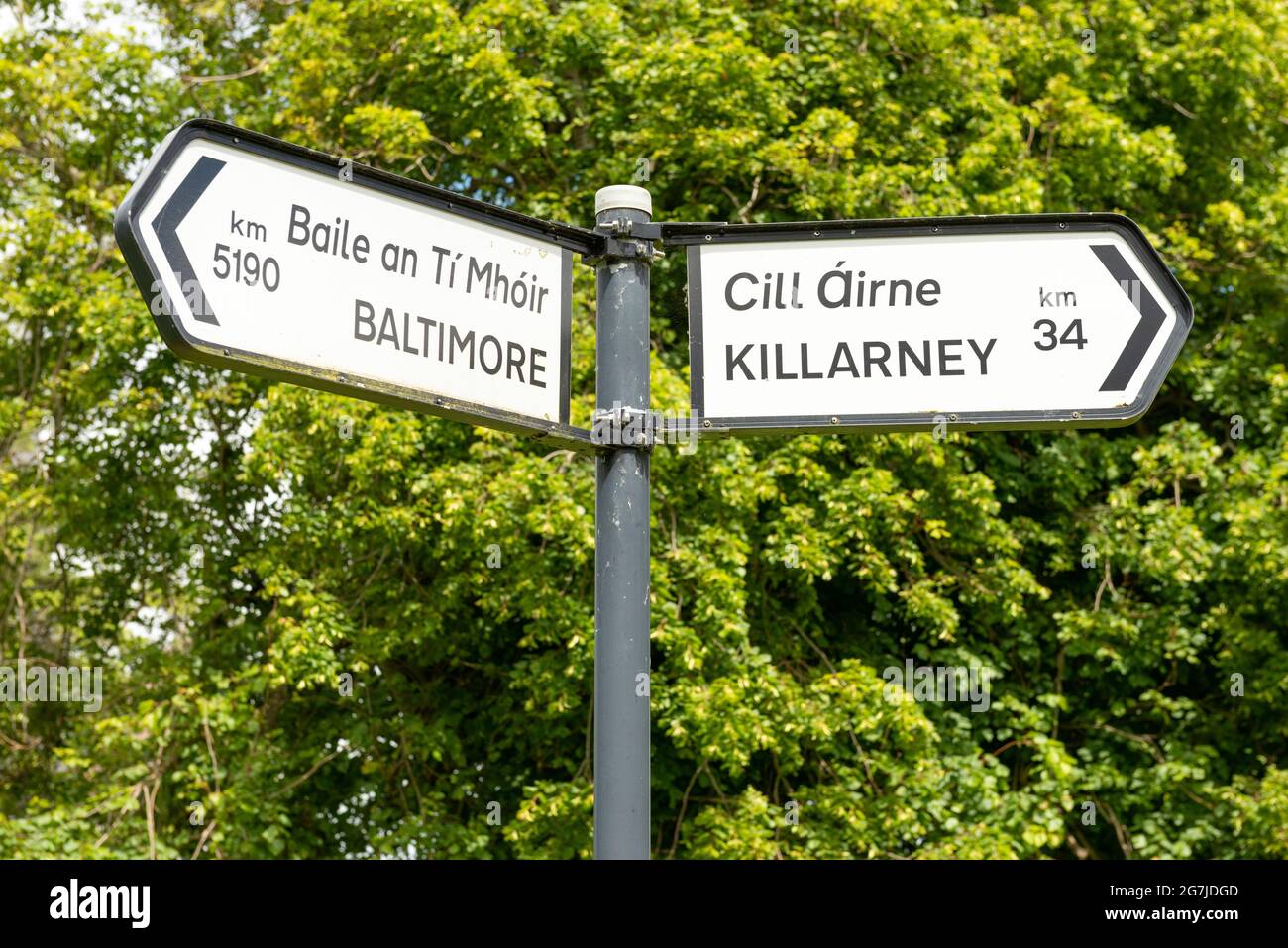Per Baltimora e Killarney segno direzionale nel Town Park di Tralee, County Kerry, Irlanda Foto Stock