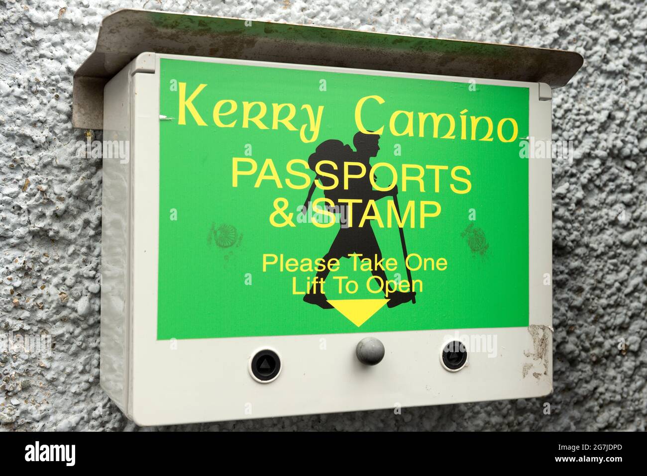 I passaporti di Kerry Camino stampano il Logbook Pilgrim presso la chiesa di San Giovanni, Tralee, County Kerry, Irlanda come punto di partenza per la passeggiata di Dingle Way Foto Stock