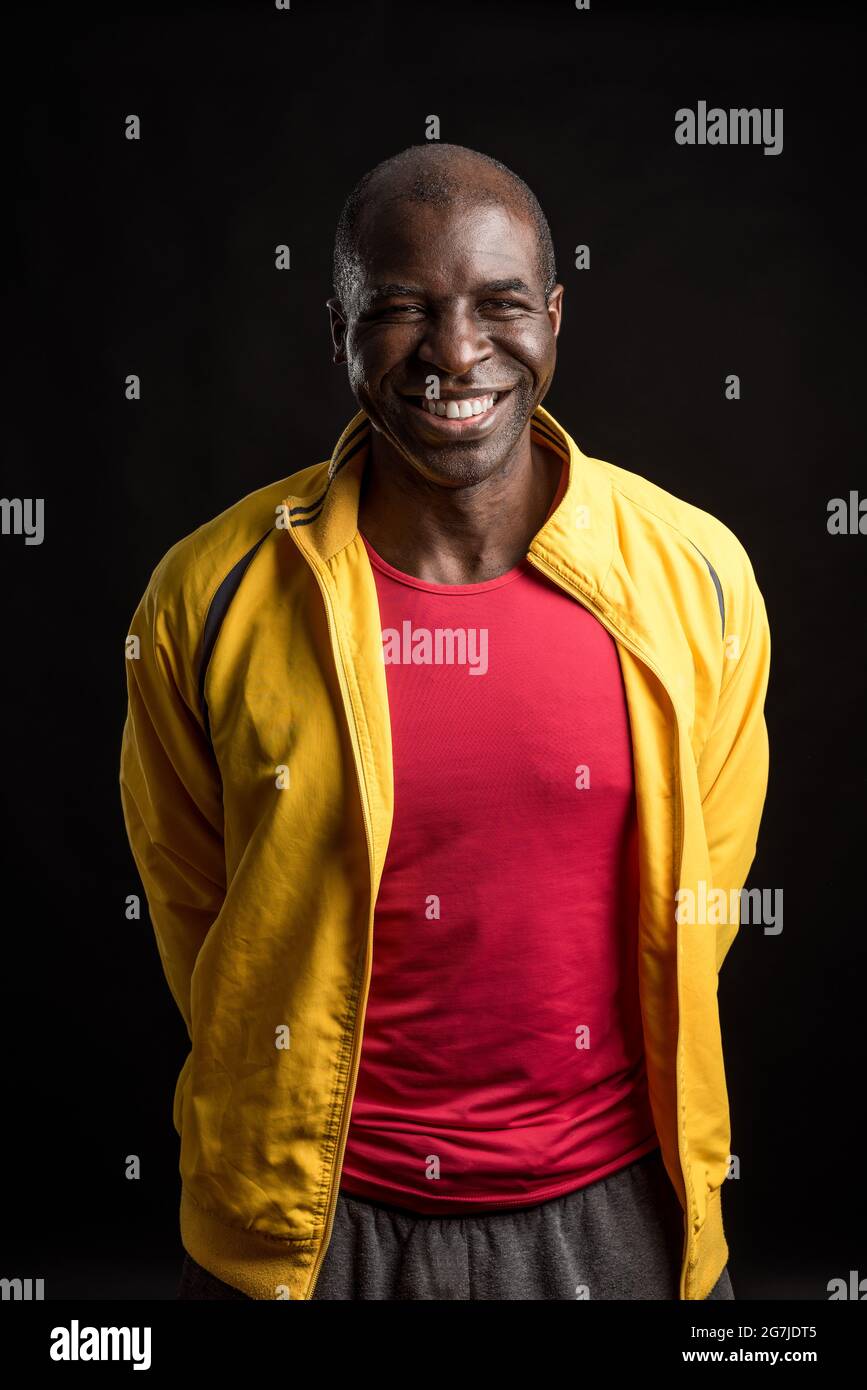 Ritratto di un uomo afro-americano che guarda la macchina fotografica e sorride Foto Stock