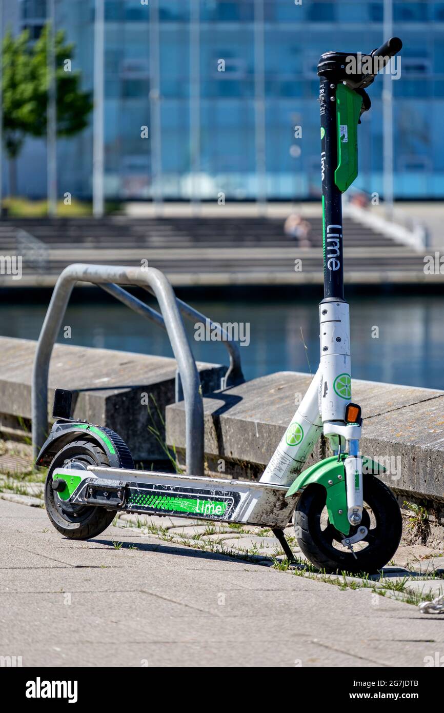 Scooter elettrico calce sul marciapiede Foto Stock