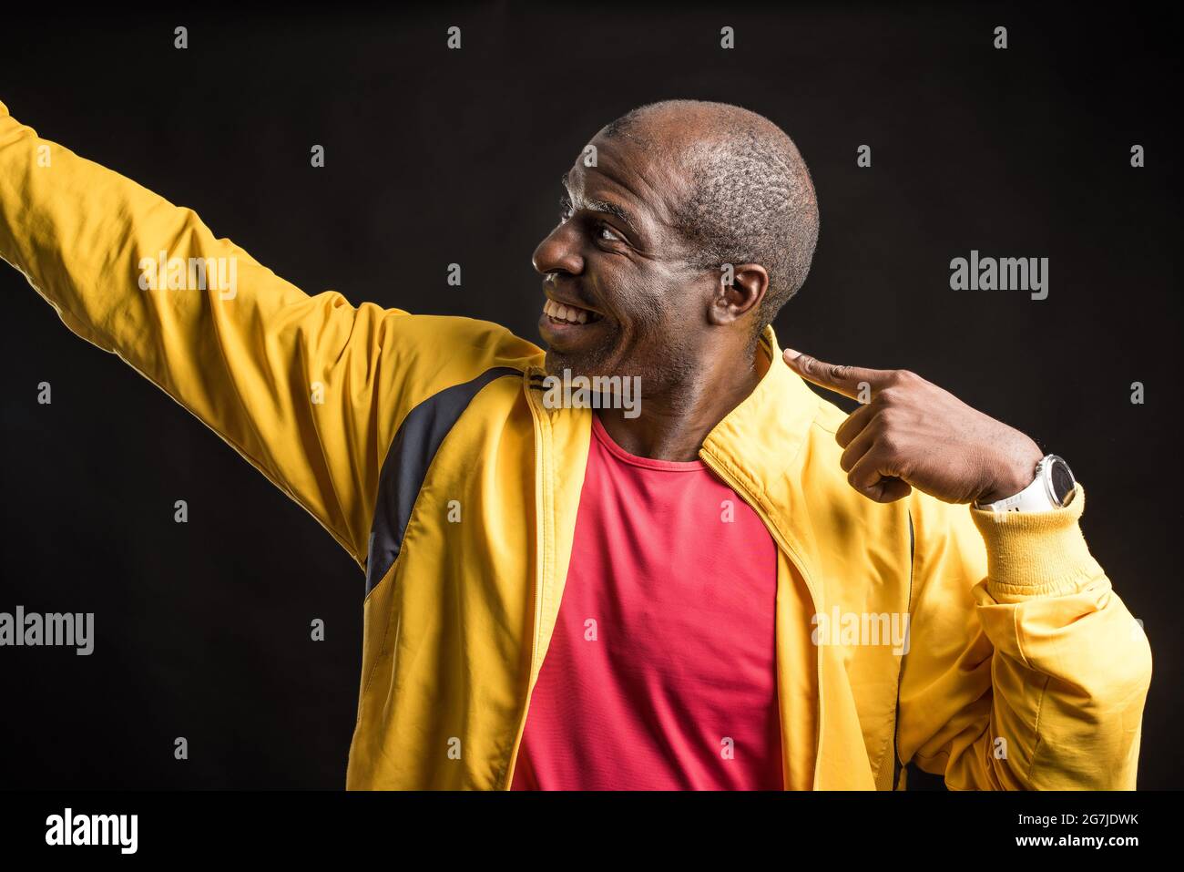 L'uomo afro-americano sta guardando e puntando al lato Foto Stock