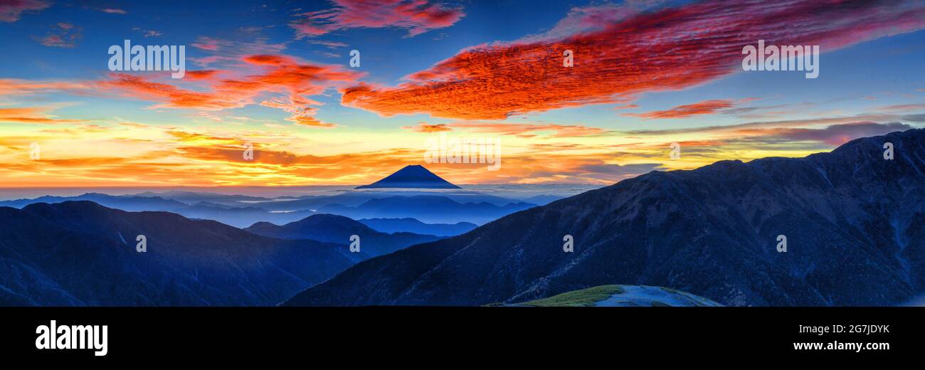 panorama montano e cielo colorato Foto Stock