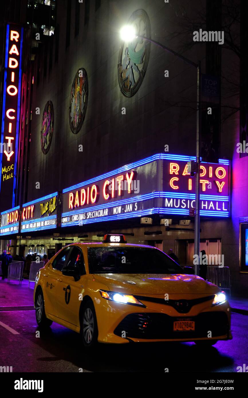 Taxi passa radio City Foto Stock