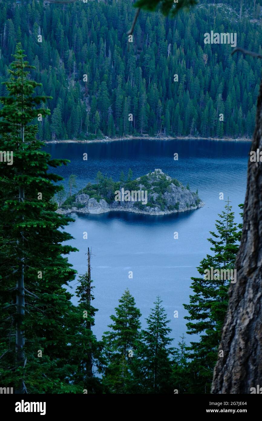 Isola nel mezzo del lago Tahoe Foto Stock