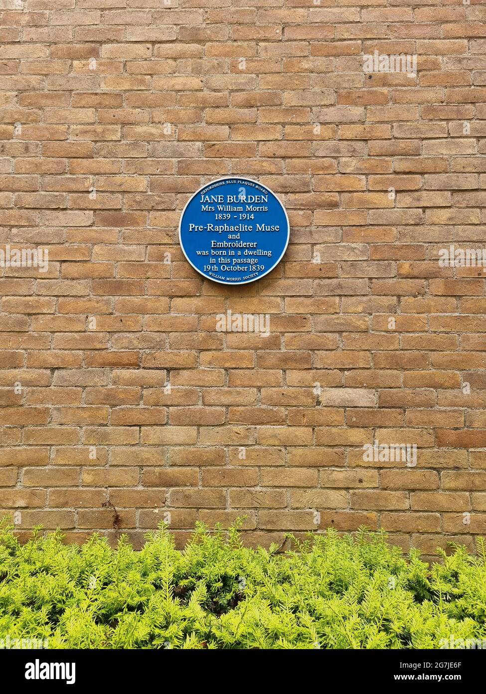 Una placca blu segna le umili origini di una musa artistica che incarna gli ideali della bellezza pre-Raphaelite, nata in questo passaggio ad Oxford, Inghilterra. Come incarnazione della bellezza pre-Raphaelite, Burden era il modello preferito per Dante Gabriel Rossetti, uno dei principali artisti della Fratellanza pre-Raphaelite, come la società era chiamata, così come il grande designer-poeta-polimath vittoriano William Morris, che in seguito sposò. Regno Unito. Foto Stock