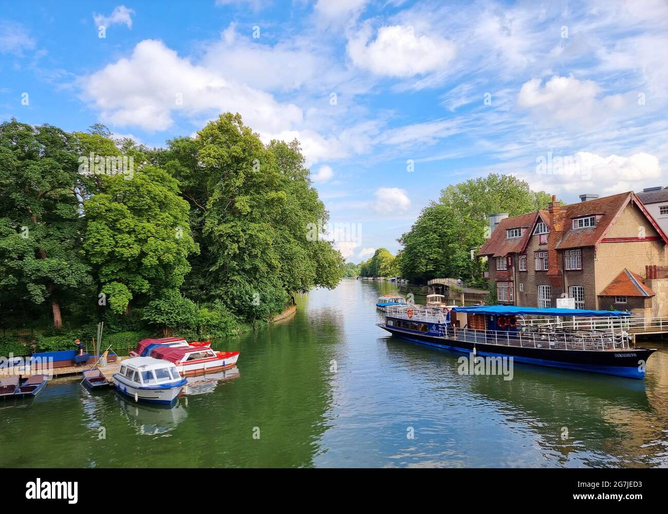 Le barche a canale, gli skiffs, i piroscafi passeggeri e le altalenette a remi si trovano tutti sul Tamigi, il fiume più bello d'Inghilterra, poiché scorre dalla sorgente nel cuore del Cotswolds attraverso un idillio rurale sopra Oxford, caratterizzato da prati d'acqua e pascoli di bestiame, Incontrerai il canale di Oxford presso la "Città delle guglie sognanti" con viste favolose. Oltre Oxford, il Royal River Thames collega molte splendide città e alcuni famosi villaggi sul mare fronteggiati da edifici storici e monumenti. Regno Unito. Foto Stock