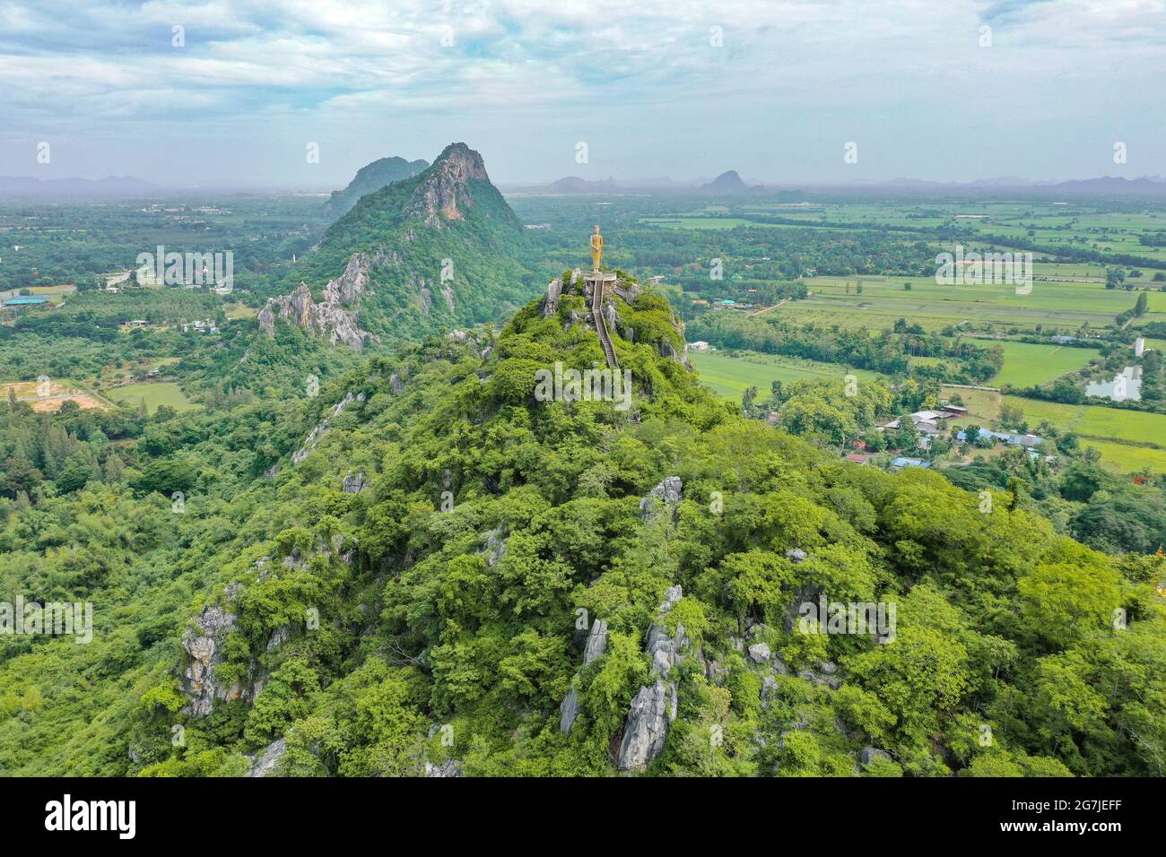 Veduta aerea di Don Sai, statua del Cristo Redentore, a Ratchaburi, Thailandia, sud-est asiatico Foto Stock