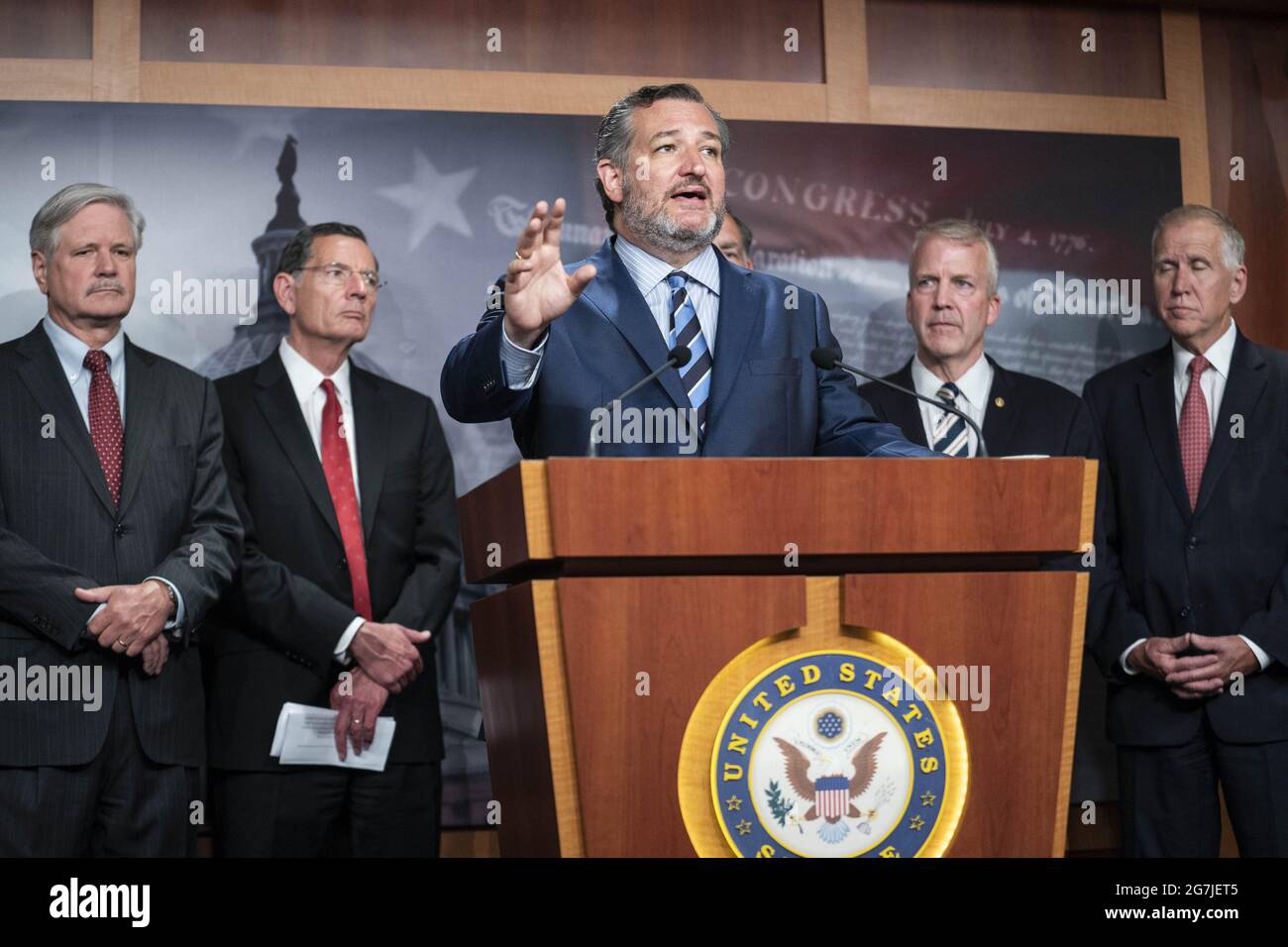 Washington, Stati Uniti. 14 luglio 2021. Il senatore Ted Cruz (R-TX), circondato da senatori repubblicani, parla durante una conferenza stampa su 'misure sanitarie pubbliche e la crisi al confine meridionale' presso il Campidoglio degli Stati Uniti a Washington, DC mercoledì 14 luglio 2021. I senatori repubblicani si sono recati all'inizio di quest'anno per osservare le condizioni al confine tra Stati Uniti e Messico. Foto di Sarah Silbiger/UPI Credit: UPI/Alamy Live News Foto Stock