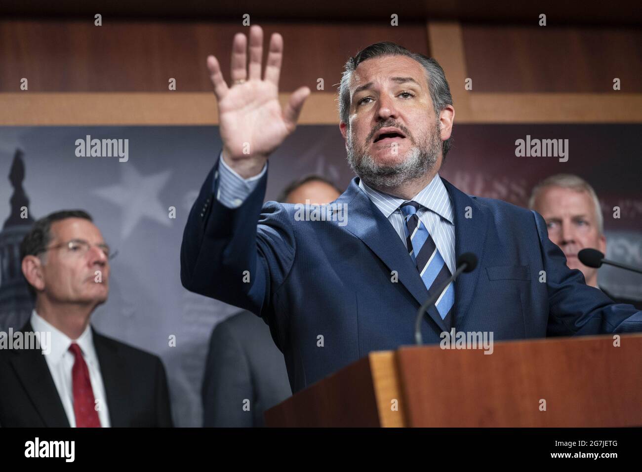 Washington, Stati Uniti. 14 luglio 2021. Il senatore Ted Cruz (R-TX), circondato da senatori repubblicani, parla durante una conferenza stampa su 'misure sanitarie pubbliche e la crisi al confine meridionale' presso il Campidoglio degli Stati Uniti a Washington, DC mercoledì 14 luglio 2021. I senatori repubblicani si sono recati all'inizio di quest'anno per osservare le condizioni al confine tra Stati Uniti e Messico. Foto di Sarah Silbiger/UPI Credit: UPI/Alamy Live News Foto Stock