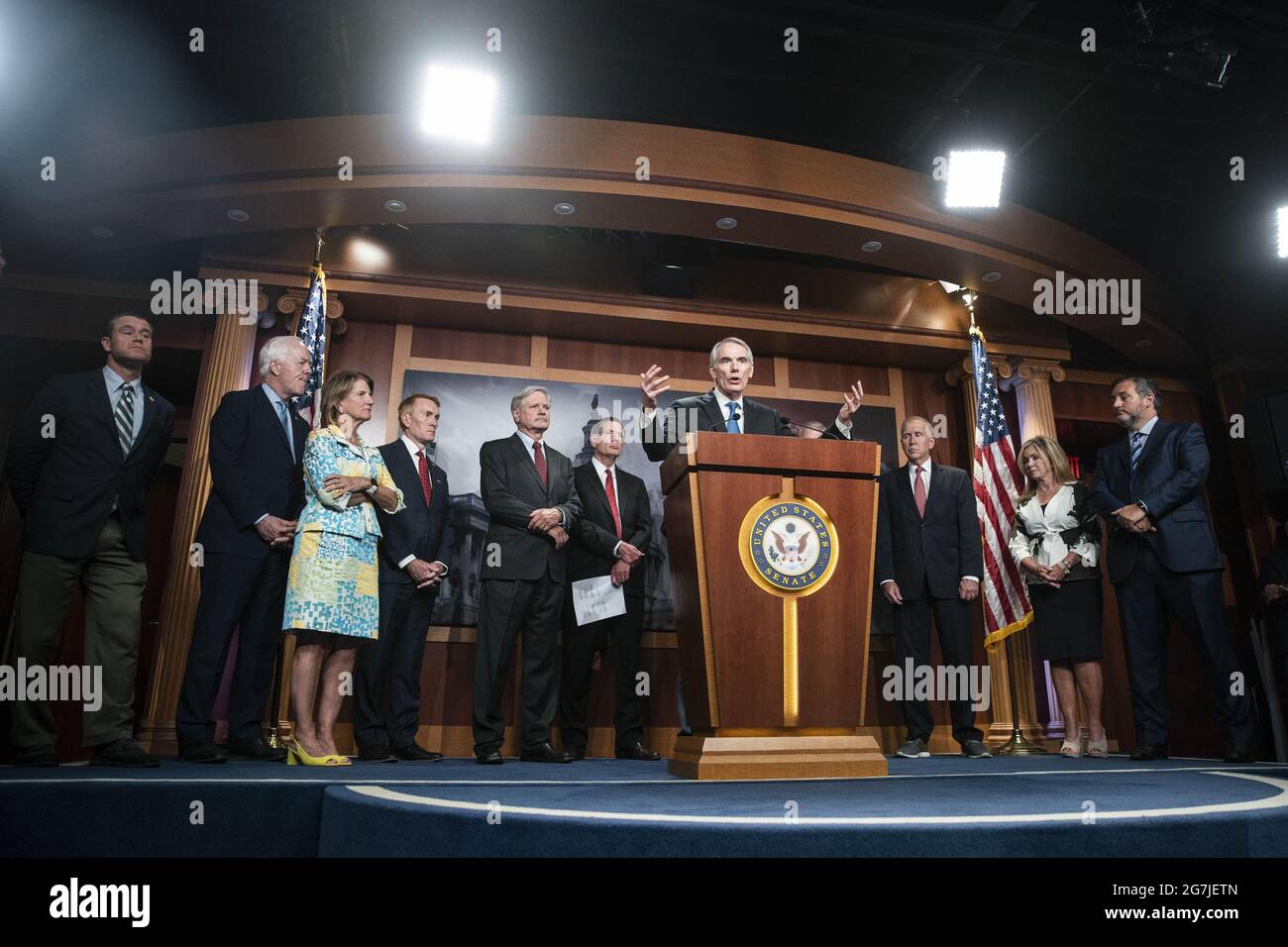 Washington, Stati Uniti. 14 luglio 2021. Il senatore Rob Portman (R-OH), circondato da senatori repubblicani, parla durante una conferenza stampa su 'misure sanitarie pubbliche e la crisi al confine meridionale' presso il Campidoglio degli Stati Uniti a Washington, DC mercoledì 14 luglio 2021. I senatori repubblicani si sono recati all'inizio di quest'anno per osservare le condizioni al confine tra Stati Uniti e Messico. Foto di Sarah Silbiger/UPI Credit: UPI/Alamy Live News Foto Stock