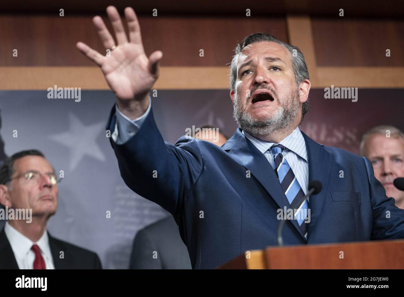 Washington, Stati Uniti. 14 luglio 2021. Il senatore Ted Cruz (R-TX), circondato da senatori repubblicani, parla durante una conferenza stampa su 'misure sanitarie pubbliche e la crisi al confine meridionale' presso il Campidoglio degli Stati Uniti a Washington, DC mercoledì 14 luglio 2021. I senatori repubblicani si sono recati all'inizio di quest'anno per osservare le condizioni al confine tra Stati Uniti e Messico. Foto di Sarah Silbiger/UPI Credit: UPI/Alamy Live News Foto Stock