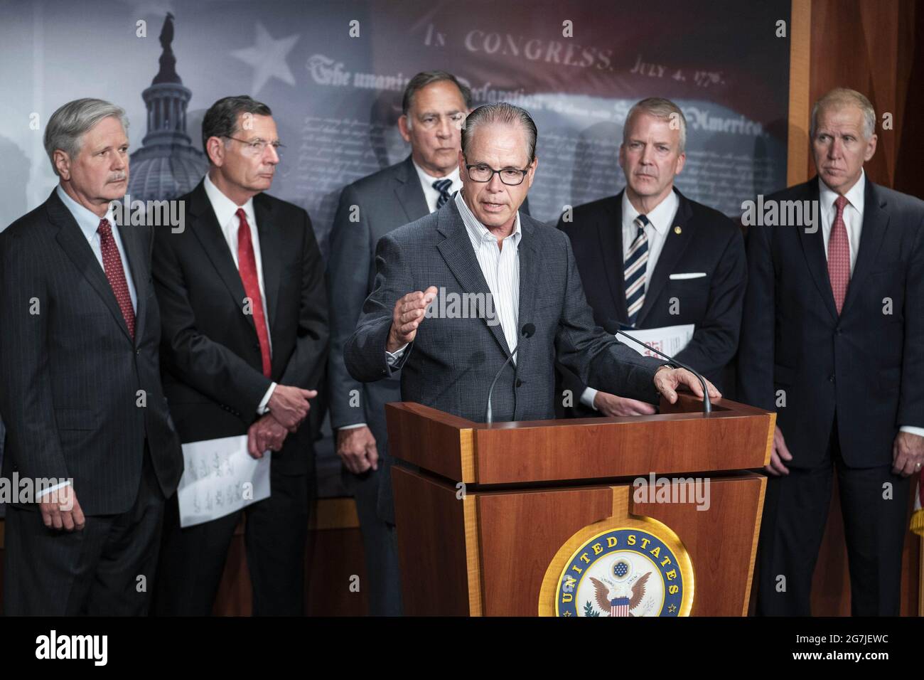 Washington, Stati Uniti. 14 luglio 2021. Il senatore Mike Braun (R-IN), circondato dai senatori repubblicani, parla durante una conferenza stampa su 'misure sanitarie pubbliche e la crisi al confine meridionale' presso il Campidoglio degli Stati Uniti a Washington, DC mercoledì 14 luglio 2021. I senatori repubblicani si sono recati all'inizio di quest'anno per osservare le condizioni al confine tra Stati Uniti e Messico. Foto di Sarah Silbiger/UPI Credit: UPI/Alamy Live News Foto Stock