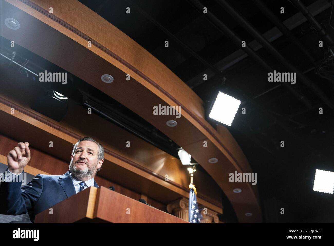 Washington, Stati Uniti. 14 luglio 2021. Il senatore Ted Cruz (R-TX), circondato da senatori repubblicani, parla durante una conferenza stampa su 'misure sanitarie pubbliche e la crisi al confine meridionale' presso il Campidoglio degli Stati Uniti a Washington, DC mercoledì 14 luglio 2021. I senatori repubblicani si sono recati all'inizio di quest'anno per osservare le condizioni al confine tra Stati Uniti e Messico. Foto di Sarah Silbiger/UPI Credit: UPI/Alamy Live News Foto Stock