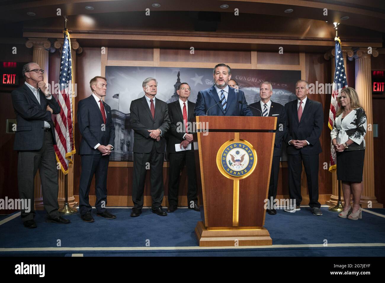 Washington, Stati Uniti. 14 luglio 2021. Il senatore Ted Cruz (R-TX), circondato da senatori repubblicani, parla durante una conferenza stampa su 'misure sanitarie pubbliche e la crisi al confine meridionale' presso il Campidoglio degli Stati Uniti a Washington, DC mercoledì 14 luglio 2021. I senatori repubblicani si sono recati all'inizio di quest'anno per osservare le condizioni al confine tra Stati Uniti e Messico. Foto di Sarah Silbiger/UPI Credit: UPI/Alamy Live News Foto Stock