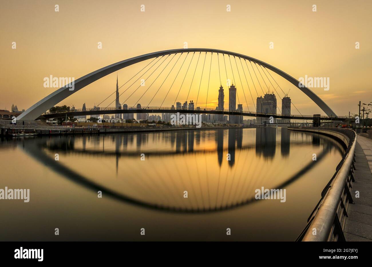 DUBAI, EMIRATI ARABI Uniti - 24 febbraio 2017: Vista del canale acquatico di Dubai, del Burj Khalifa e del Ponte di tolleranza dopo l'alba. Foto Stock