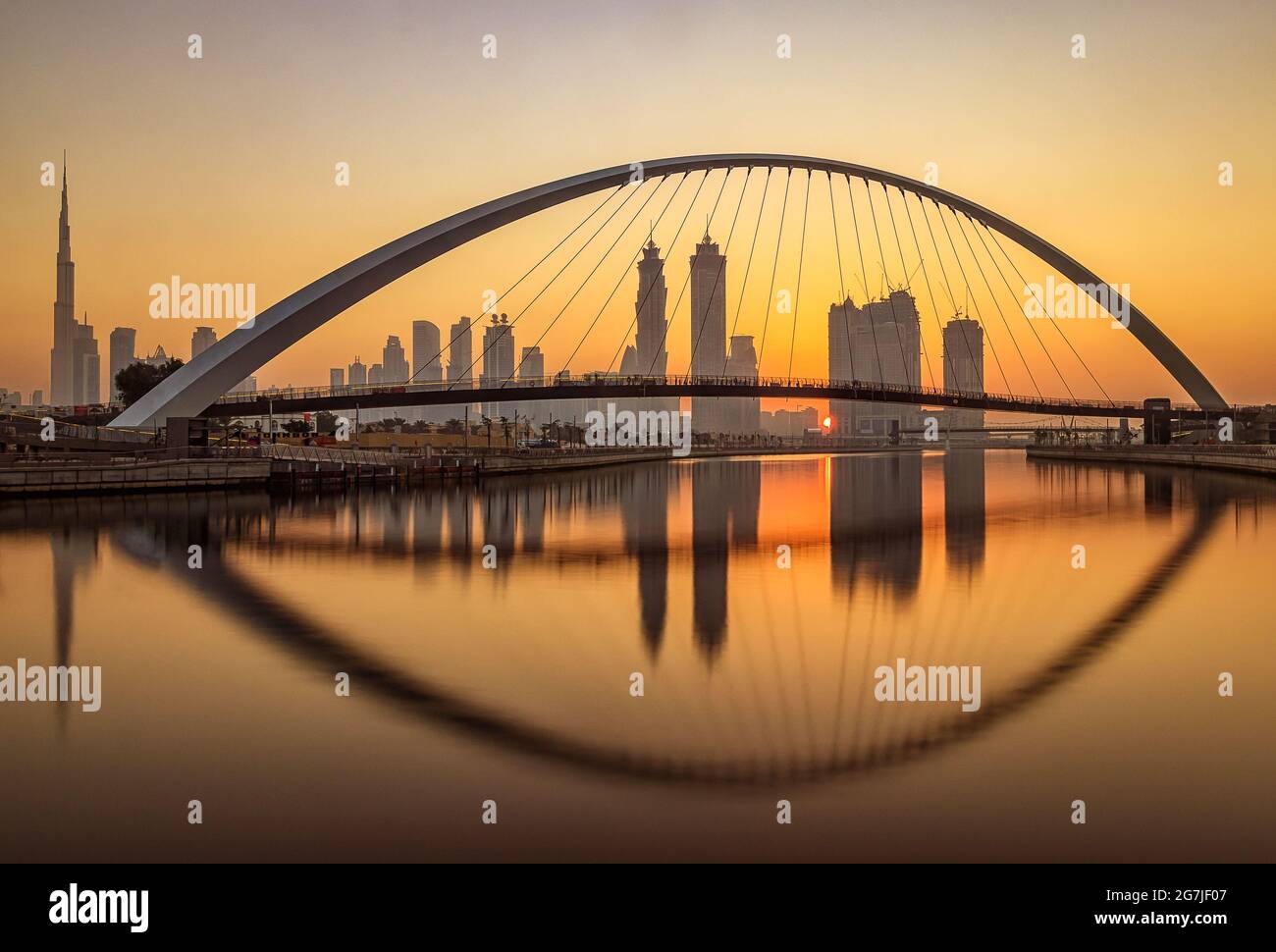 Vista del canale acquatico di Dubai e del ponte Tolerance durante il sole Foto Stock