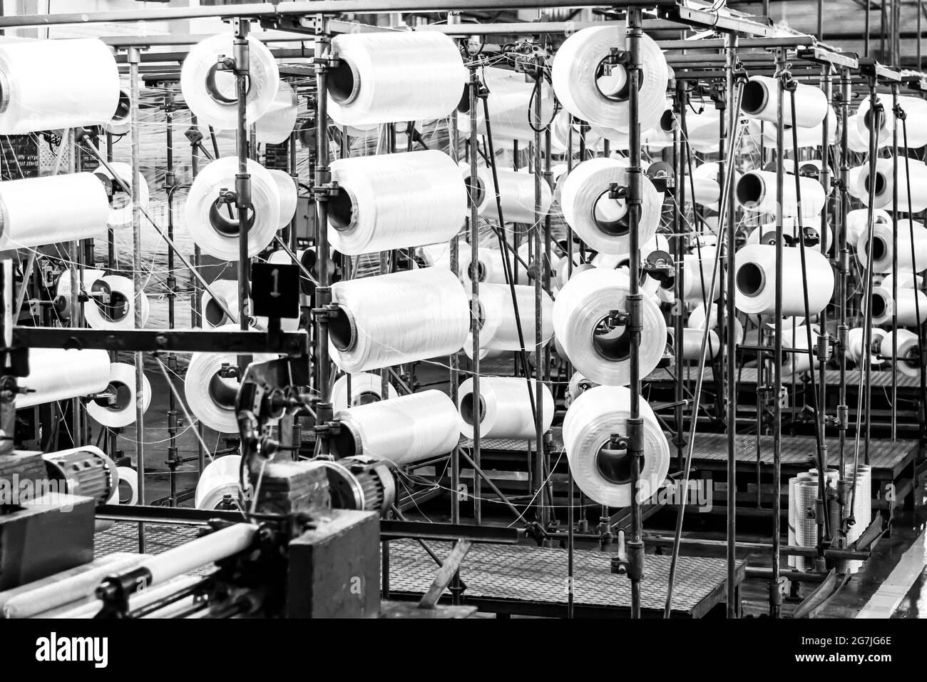 JOHANNESBURG, SUDAFRICA - 06 gennaio 2021: Johannesburg, Sudafrica - 16 ottobre 2012- Bobin filato di cotone su un telaio della linea di assemblaggio della trama del copwinder Foto Stock