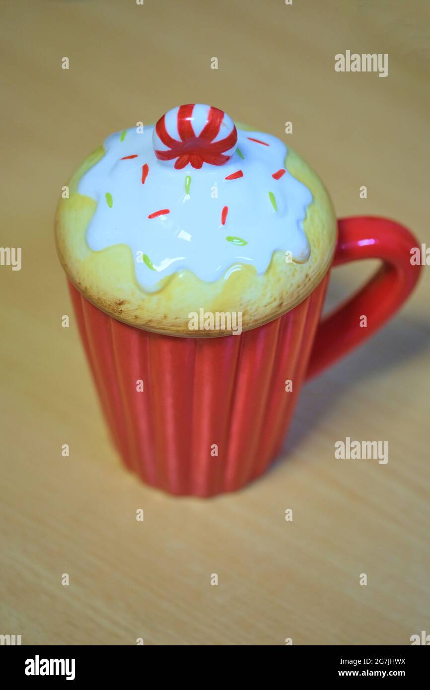 Tazza rossa con coperchio sotto forma di torta Foto Stock