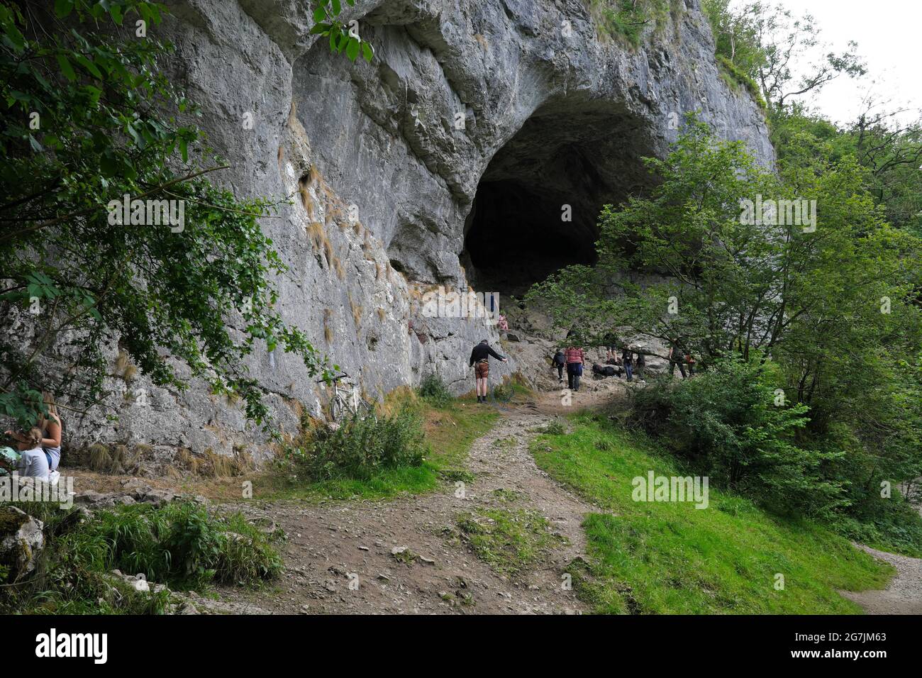 Grotte di Dovedale a Dovedale nel Peak District National Park Derbyshire Inghilterra Regno Unito Foto Stock