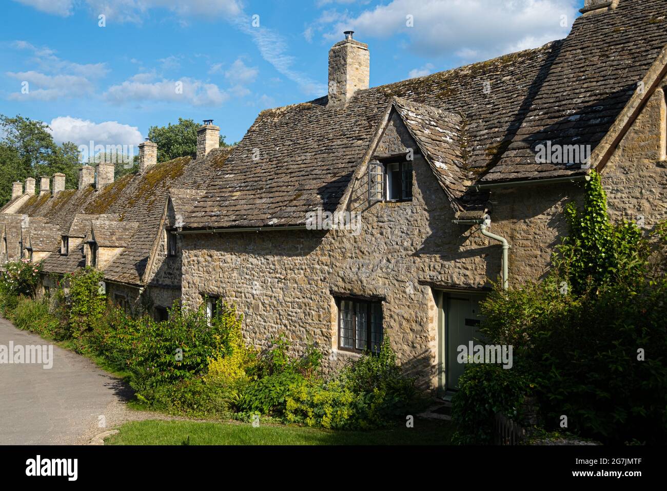 Foto di Bibury Village nel periodo estivo, una volta descritto dal famoso designer William Morris come il villaggio più bello in tutta l'Inghilterra Foto Stock